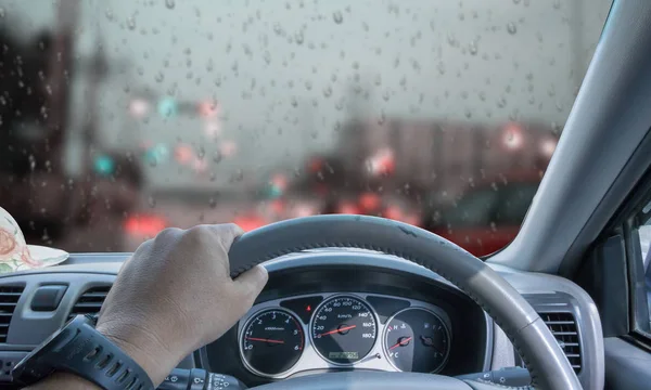 Οδηγός σε μια συννεφιασμένη και βροχερή μέρα Σε μια πόλη με βαριά κυκλοφορία — Φωτογραφία Αρχείου