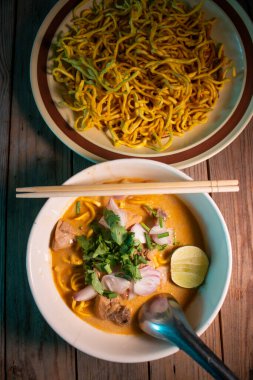 Khao soi - Geleneksel Tayland Yemeği, Khao Soi Tayland Körili Çorbası ve ahşap masada tavuk