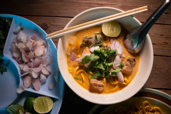 Khao Soi Cuisine Thaïlandaise Traditionnelle Soupe Curry Aux Nouilles Thaïlandaises — Photo