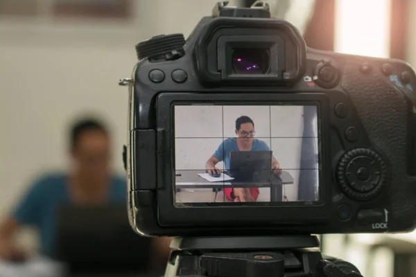 Fechar Sucesso Homem Gravação Vídeo Usando Câmera Digital Escritório Casa — Fotografia de Stock