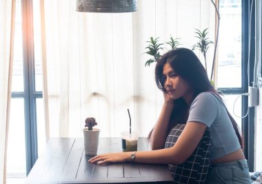 Kafede oturan güzel bir kadının portresi.