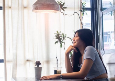 Kafede gülümseyen Asyalı kadınlar