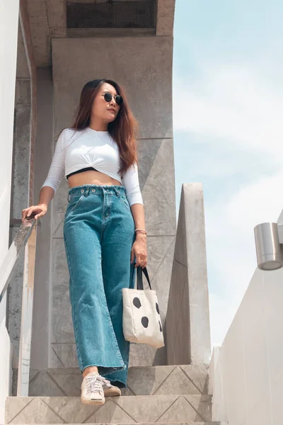 Retrato Aire Libre Una Hermosa Joven Asiática Niña Con Gafas — Foto de Stock