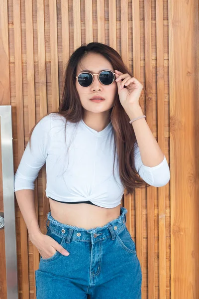 Porträtt Asiatiska Kvinnor Med Solglasögon — Stockfoto
