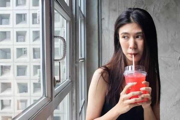 Söt Asiatisk Flicka Som Dricker Läsk Caféet — Stockfoto