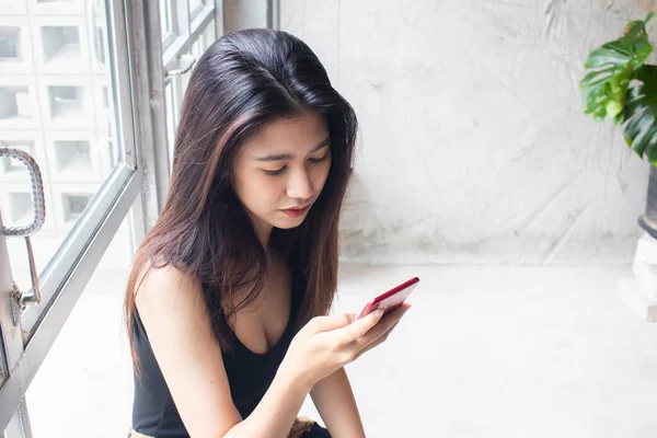 Felice Donne Asiatiche Utilizzando Telefono Caffè — Foto Stock