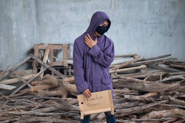 Mutsuz evsiz adam köprünün altında