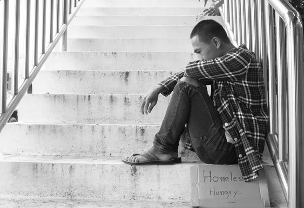 Egy Boldogtalan Hajléktalan Felüljárón — Stock Fotó
