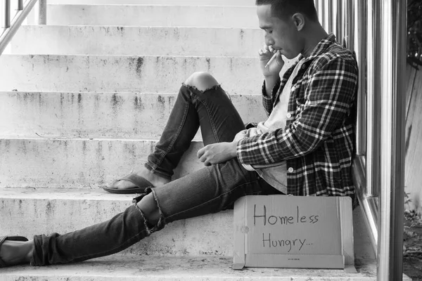 Egy Boldogtalan Hajléktalan Felüljárón — Stock Fotó
