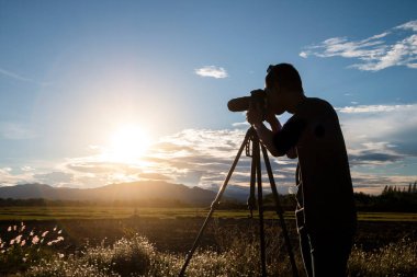 Siluet Genç adam Gezginler ayakta fotoğraf çekiyorlar
