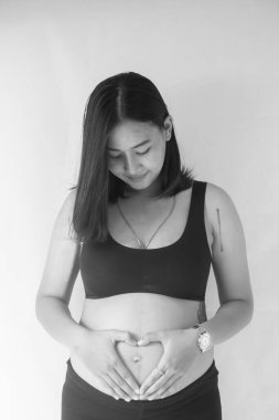 Mutlu hamile kadın kalp hareketi, hamilelik, aşk, insanlar ve beklenti konsepti yapıyor.