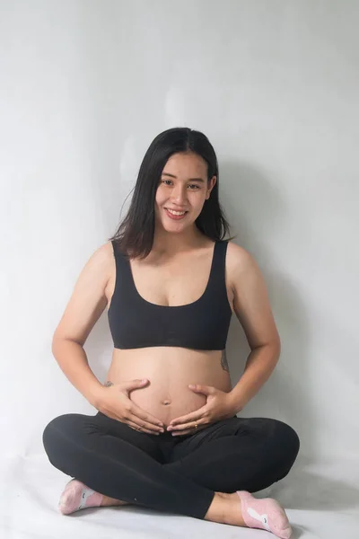 Atractiva Mujer Embarazada Está Sentada Sosteniendo Vientre —  Fotos de Stock