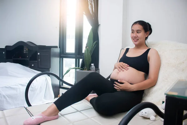 Ευτυχισμένη Εγκυμοσύνη Κάθεται Στον Καναπέ Στο Σπίτι Στην Κρεβατοκάμαρα — Φωτογραφία Αρχείου