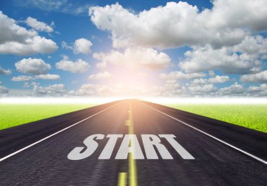 İş hayatına başla. Kırsal yolda ve mavi gökyüzünde gezer