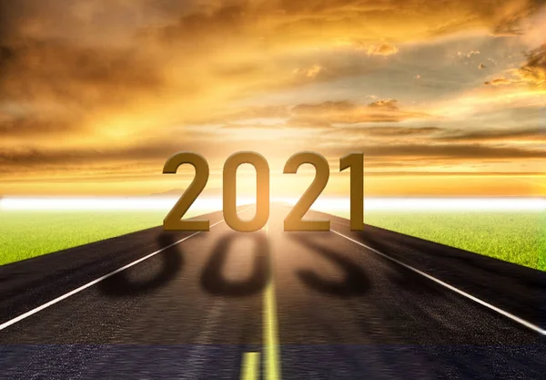 黄金の夕日と美しい青空で空のアスファルトの道路上の単語2021 2021年のコンセプト — ストック写真