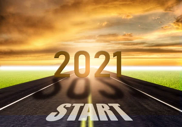 黄金の夕日と美しい青空で空のアスファルトの道路上の単語2021 2021年のコンセプトスタート — ストック写真