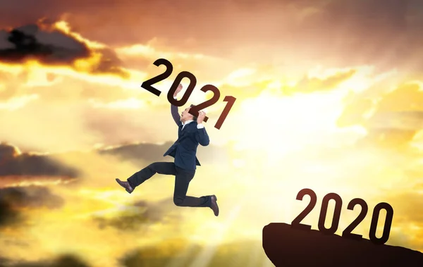 2021年青年企业跳跃与抱抱 跳到2021年概念 — 图库照片