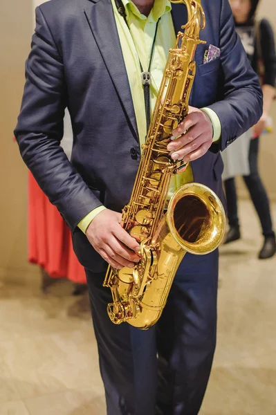 Musicista Suona Performance Sassofono Concerto Centro Commerciale Negozio Abbigliamento Femminile — Foto Stock