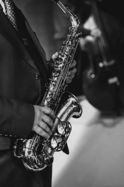 müzisyen bir konserde saksafon performans çalış