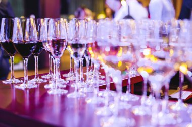 bardak şampanya mor ışık, alkollü içki kabarcıkları ile