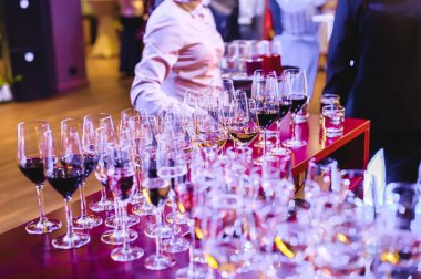 bardak şampanya mor ışık, alkollü içki kabarcıkları ile