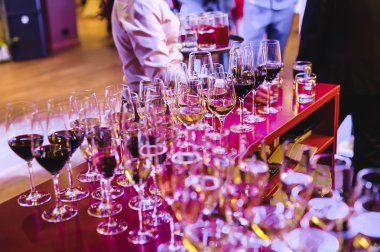 bardak şampanya mor ışık, alkollü içki kabarcıkları ile