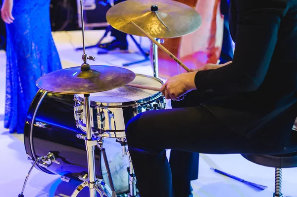 Музыкант Играет Барабанах Концерте — стоковое фото
