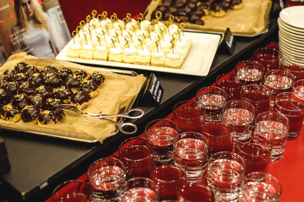 Banquet Mesa Bem Servida Com Uma Variedade Lanches Bebidas — Fotografia de Stock