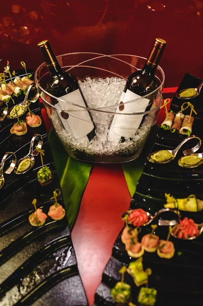 Banquet Recepção Mesa Lindamente Servida Com Uma Variedade Lanches Bebidas — Fotografia de Stock