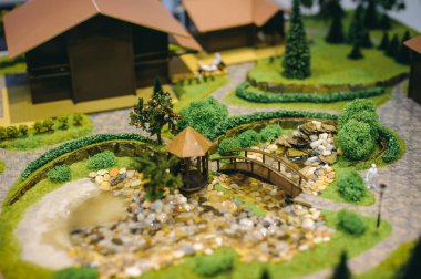 Bir kır evinin arazi planının bir kopyası, bir peyzaj tasarımı ve dekoruyla.