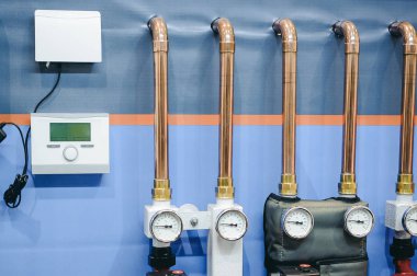 Kazan dairesindeki termometre, borular ve musluk vanaları..