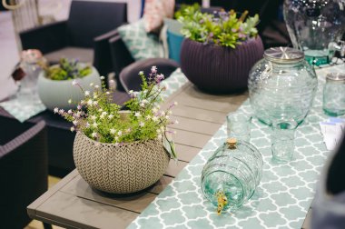 Dekor nesneleri bahçe içi. İçecekler için musluğu olan cam kavanoz.