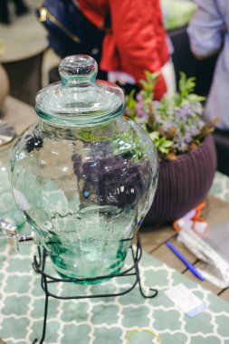 Dekor nesneleri bahçe içi. İçecekler için musluğu olan cam kavanoz.