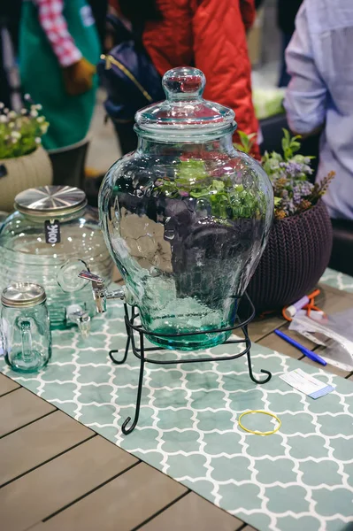 Dekor nesneleri bahçe içi. İçecekler için musluğu olan cam kavanoz.