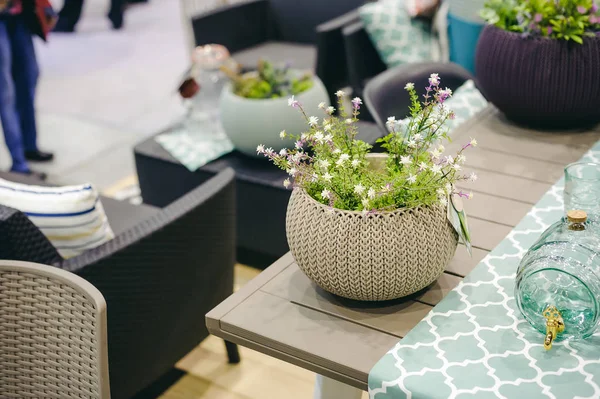 Dekor nesneleri bahçe içi. İçecekler için musluğu olan cam kavanoz.