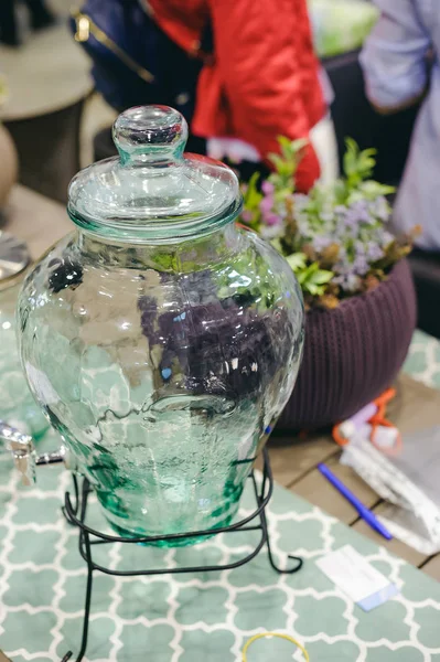 Dekor nesneleri bahçe içi. İçecekler için musluğu olan cam kavanoz.