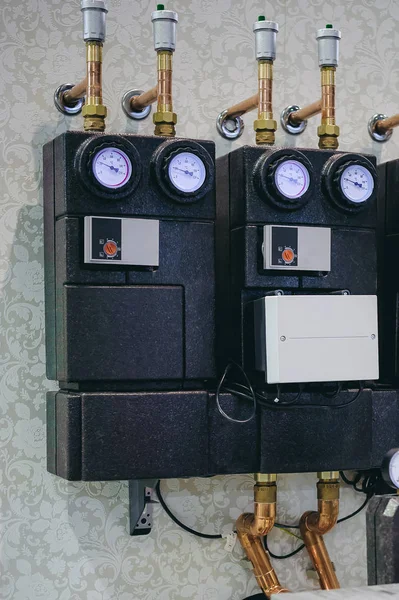 Thermometer, pipes and faucet valves of heating system in a boiler room. — Stock Image Thermometer Pipes Faucet Valves Heating System Boiler Room Stock Image