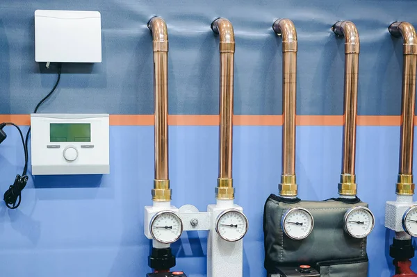 Thermometer, pipes and faucet valves of heating system in a boiler room. — Stock Image Thermometer Pipes Faucet Valves Heating System Boiler Room Stock Picture