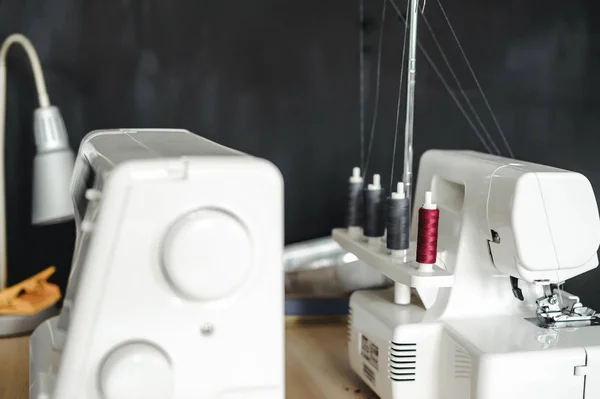 Two White Sewing Machines Seamstress Desk — Stock Photo, Image