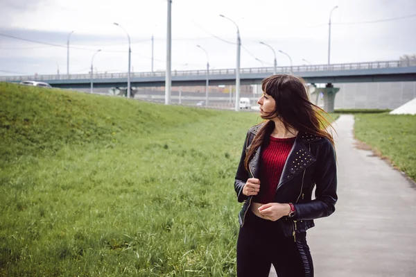 Jovem Bela Mulher Elegante Roupas Pretas Moda Casaco Burgundy Uma — Fotografia de Stock