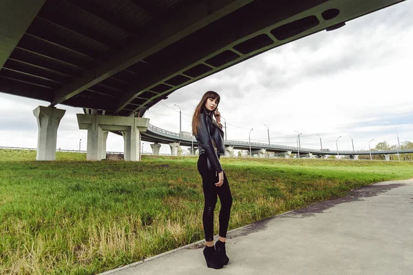 Jonge Mooie Stijlvolle Vrouw Modieuze Zwarte Kleding Een Bourgondische Vest — Stockfoto