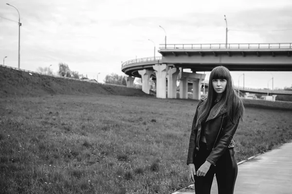 şık siyah elbise genç güzel şık kadın, Bordo hırka ve koyu deri ceket poz açık havada ana yol kavşağı yakınlarında