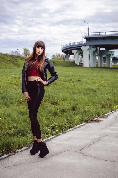 Junge Schöne Stylische Frau Modischer Schwarzer Kleidung Weinroter Strickjacke Und — Stockfoto