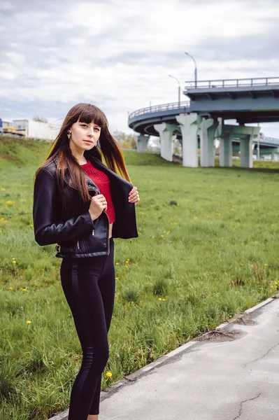 Jovem Bela Mulher Elegante Roupas Pretas Moda Casaco Burgundy Uma — Fotografia de Stock