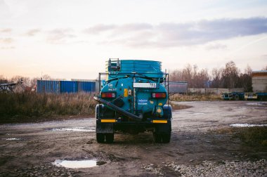 Rusya, Novosibirsk - 23 Kasım 2017: kamyon Toyota Dune açık. Yangın önleyici donatım, yakıt ve yağlama maddeleri veya kanalizasyon için varil. Benzin tankeri