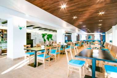 Rusya, Novosibirsk - 29 Kasım 2017: dekoratif moss iç dekorasyon için. kafede hafif bir stil stilize Dünya Haritası duvardaki, iç tasarım öğeleri ile