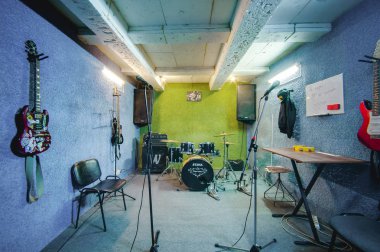 Rusya, Novosibirsk - 02 Şubat 2017: provada temel garaj, müzik, gitar, amplifikatörler, davul, rock müzik ekipman