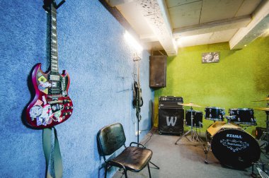 Rusya, Novosibirsk - 02 Şubat 2017: provada temel garaj, müzik, gitar, amplifikatörler, davul, rock müzik ekipman