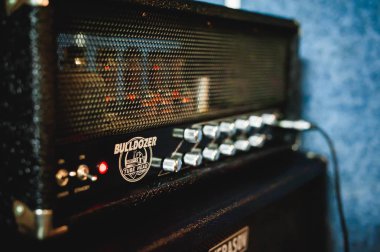 Rusya, Novosibirsk - 02 Şubat 2017: provada temel garaj, müzik, gitar, amplifikatörler, davul, rock müzik ekipman