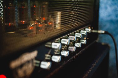 Rusya, Novosibirsk - 02 Şubat 2017: provada temel garaj, müzik, gitar, amplifikatörler, davul, rock müzik ekipman